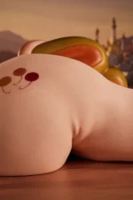 PA-Peppy: This side-lying view highlights the product's plump hip curves when laid flat, clearly displaying the exclusive three-balloon signature emblem on the side of the hip, paired with the colorful tail extending above.